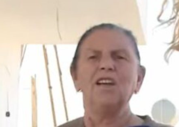 “Djali më mbante, nusja më godiste me bishtin e fshesës”, gruaja e moshuar rrëfen tmerrin