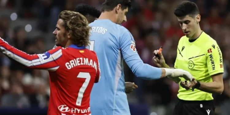 Kaos në derbin e Madridit, ndërpritet ndeshja, skuadrat në dhomat e zhveshjes!