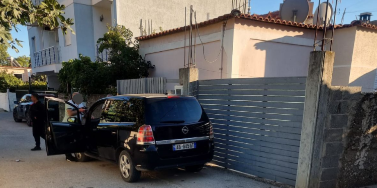 E rëndë në Borsh/ Babai godet aksidentalisht me makinë vajzën e tij 3-vjeçare