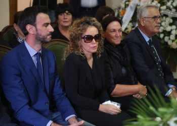 Bashkëshortja e përlotur, homazhe për nder të Gerti Bogdanit në Parlament (FOTO)