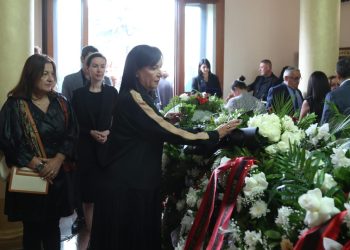 Linda Rama në homazhet për Gerti Bogdanin (FOTO)