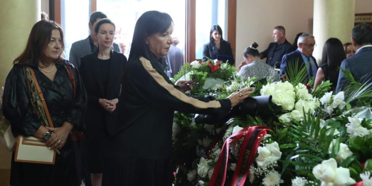 Linda Rama në homazhet për Gerti Bogdanin (FOTO)