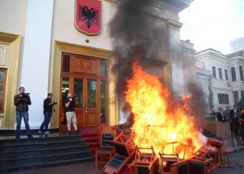 Pas ‘një paqeje’ të shkurtër, Kuvendi rikthehet në arenë tensioni