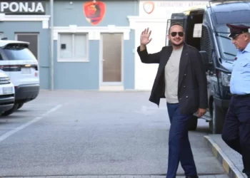 U vetëdorëzua në Policinë e Tiranës, Ervin Salianji niset drejt burgut të Fierit (VIDEO)