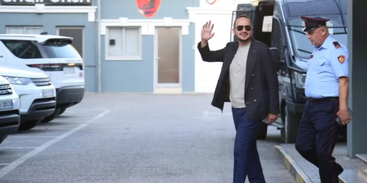 U vetëdorëzua në Policinë e Tiranës, Ervin Salianji niset drejt burgut të Fierit (VIDEO)