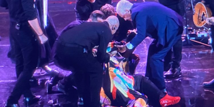 E rëndë/ Këngëtarja greke pëson hemoragji cerebrale live në skenë (VIDEO)