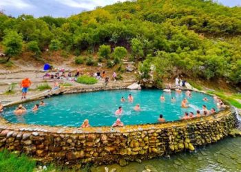 Denoncimi/ 49-vjeçarit i vjedhin paratë brenda makinës te Ujërat Termal të Bënjës