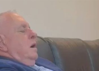 Udhëheqësi i PD në Gjirokastër fle gjumë i qetë në zyrë (VIDEO)