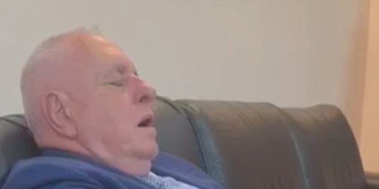 Udhëheqësi i PD në Gjirokastër fle gjumë i qetë në zyrë (VIDEO)