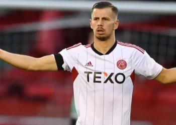 Ylber Ramadani i pakalueshëm, mesfushori kuqezi lë pas “yjet” e Napolit