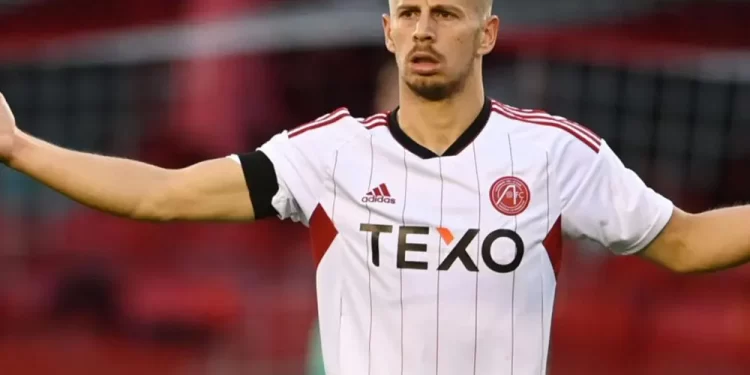 Ylber Ramadani i pakalueshëm, mesfushori kuqezi lë pas “yjet” e Napolit