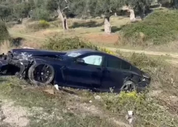 Aksidenti/ ”BMW” del nga rruga, shoferi përfundon në spital