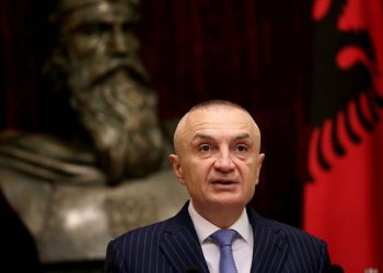 Gazeta greke për arrestimin e Metës: Paniku mbizotëroi në Tiranë, makina të blinduara ndaluan ish-Presidentin