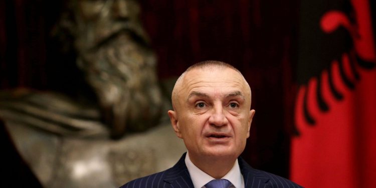 Gazeta greke për arrestimin e Metës: Paniku mbizotëroi në Tiranë, makina të blinduara ndaluan ish-Presidentin