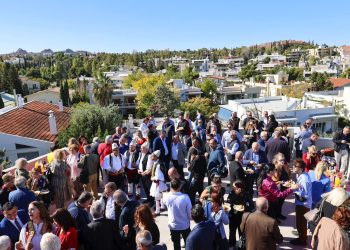 Gjirokastritët mblidhen në Athinë, festë dhe këngë polifonike në ambasadë (FOTO)