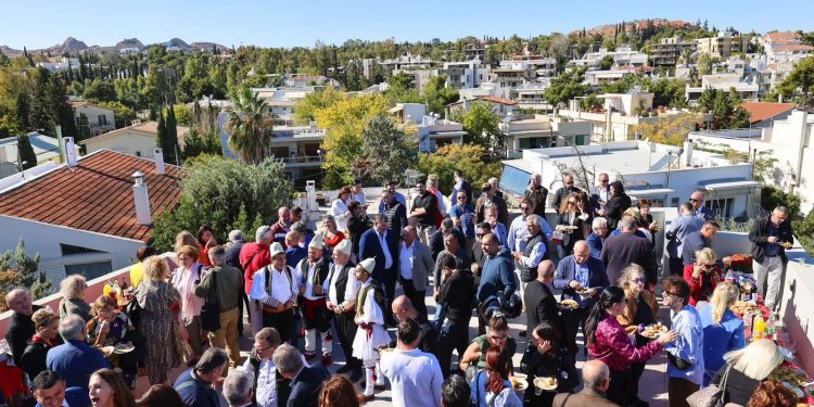 Gjirokastritët mblidhen në Athinë, festë dhe këngë polifonike në ambasadë (FOTO)