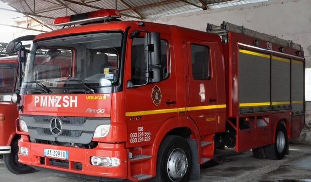 Horror/ I vuri zjarrin banesës me prindërit brenda dhe iu mbylli dyert, arrestohet 42-vjeçari