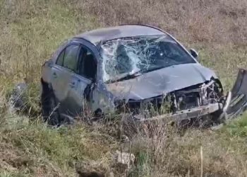 Aksident në Fier, automjeti del nga rruga dhe përfundon në një tokë bujqësore, dy të plagosur