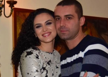 “Motrën e ka marr malli që tani për ty!” Vëllai u vetëvra me armën e shërbimit, këngëtarja bën dedikimin prekës: Dashuria do të vdes bashkë me mua…