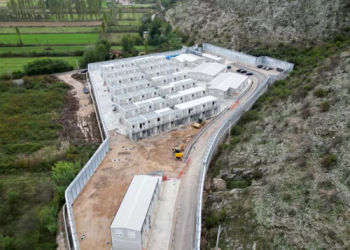 “Ëndrra evropiane përfundon këtu”, çfarë thotë media franceze për emigrantët nga Afrika që mbërritën në Shqipëri