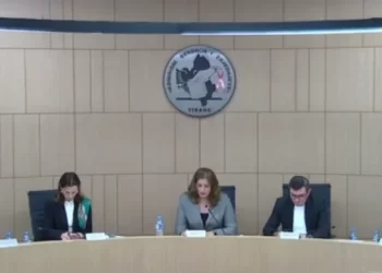 Vota e diasporës/ Miratohet rregullorja, ja si do të regjistrohen shqiptarët jashtë vendit