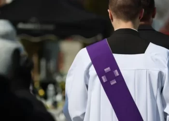 Skandali në Greqi/ Dy priftërinj “investojnë” 3 mln euro në klube nate