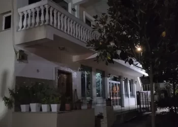 “Njerëzit dolën në rrugë nga frika”, banorët në Fier rrëfejnë tmerrin nga tërmeti