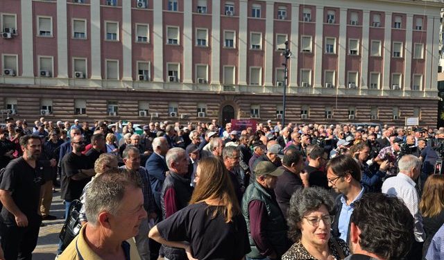 Pensionistët në protestë para Kryeministrisë