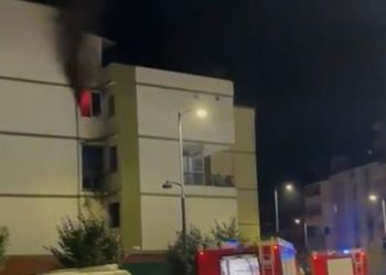 Çmenduri/ Djali tenton të vrasë prindërit e tij, i vë flakën banesës ku ata ishin brenda dhe iu mbyll dyer mos të dalin