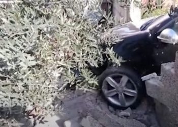 Aksidenti i çuditshëm në Borsh, makina me turistë del nga rruga e përfundon në oborrin e një shtëpie