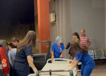 Gruaja bllokohet nga protesta e opozitës rrugës për të lindur (VIDEO)