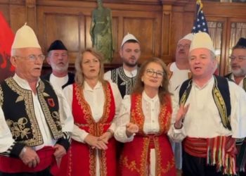 Grupi polifonik këngë labe në ambasadën tonë në SHBA: Negociatat i bekoni, Shqipërinë ta gëzoni…!