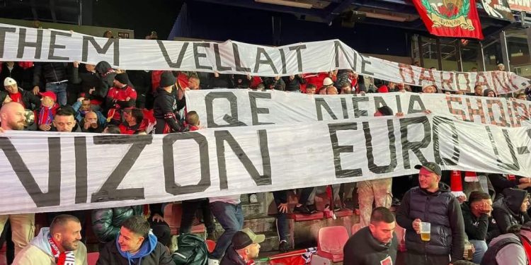 Mesazhi i fortë tifozëve shqiptarë në stadiumin e Pragës