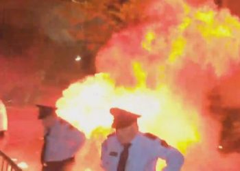 Protesta/ Molotovi i shpërthen te këmbët dhe merr flakë, rrezikohet jeta e policit