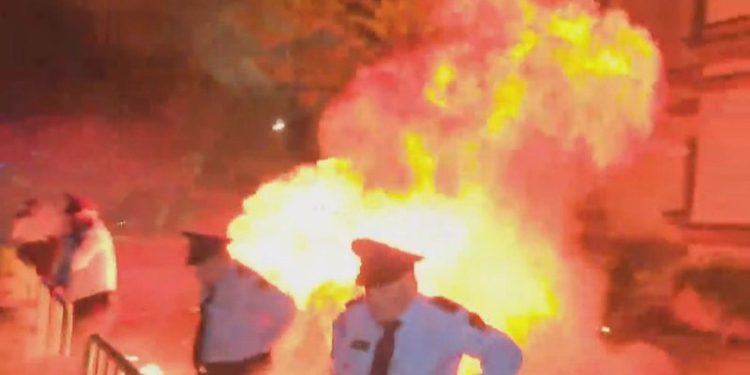 Protesta/ Molotovi i shpërthen te këmbët dhe merr flakë, rrezikohet jeta e policit