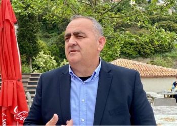 “Rrugaç! Turp të kesh, kush të futi ty deputet?” – Beleri pritet me ofendime në Tiranë