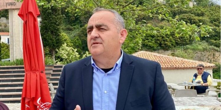 “Rrugaç! Turp të kesh, kush të futi ty deputet?” – Beleri pritet me ofendime në Tiranë