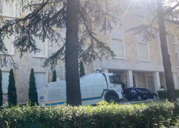 Gati dy autobotë me ujë, çfarë po ndodh te Kryeministria pak orë para protestës së opozitës