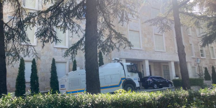 Gati dy autobotë me ujë, çfarë po ndodh te Kryeministria pak orë para protestës së opozitës