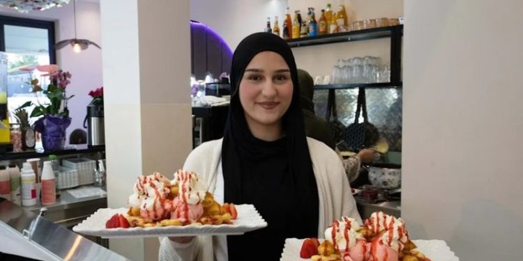 “Në kafenenë time nuk lejohen burra” – Shqiptarja ndez debatin në Gjermani