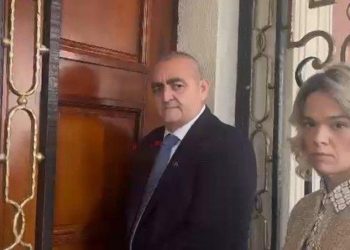 “Rrugaç! Turp të kesh, kush të futi ty deputet?” – Beleri pritet me ofendime në Tiranë