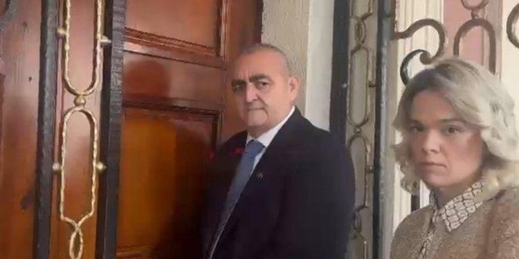 “Rrugaç! Turp të kesh, kush të futi ty deputet?” – Beleri pritet me ofendime në Tiranë