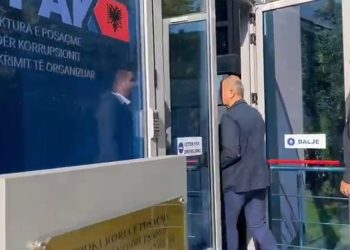 Shpërthimi me dy të vdekur, deputeti i PS paraqitet në SPAK