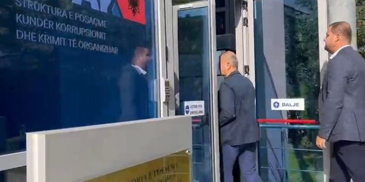 Shpërthimi me dy të vdekur, deputeti i PS paraqitet në SPAK