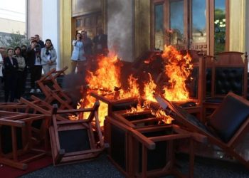 Djegia e karrigeve, paratë do t’u mbahen nga rroga deputetëve të PD