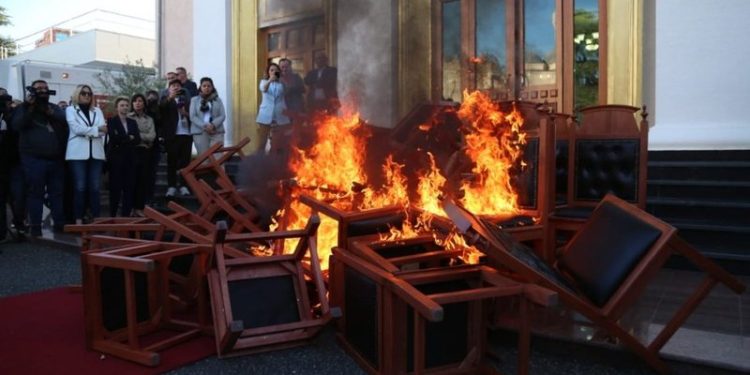 Djegia e karrigeve, paratë do t’u mbahen nga rroga deputetëve të PD