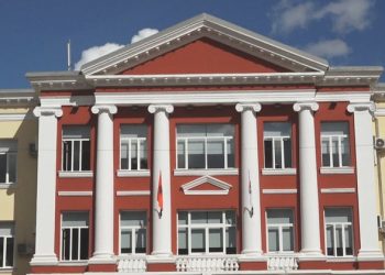 8 mije euro për lule çiklaminë, fakultetet “lëshojnë dorën” në shpenzime për të pritur studentët