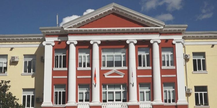 8 mije euro për lule çiklaminë, fakultetet “lëshojnë dorën” në shpenzime për të pritur studentët