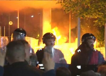 Militantët e PD hedhin molotovë në selinë e PS