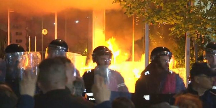 Militantët e PD hedhin molotovë në selinë e PS